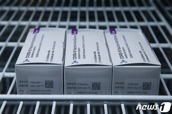 국내 첫 코로나19 백신으로 허가받은 아스트라제네카(AZ)백신(동해시 제공)© 뉴스1