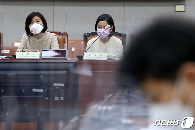 서복경 서강대학교 현대정치연구소 책임연구원(왼쪽)이 25일 오전 서울 여의도 국회 운영위원회에서 열린 '국회의원 이해충돌 방지에 관한 공청회'에서 발언하고 있다. 2021.2.25/뉴스1 © News1 신웅수 기자