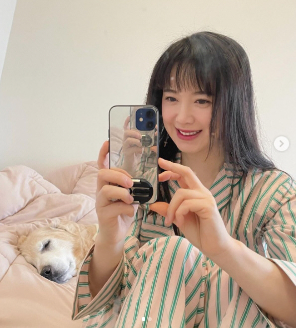 Actor Ku Hye-sun has revealed the routine of listening to Online The Lesson.Ku Hye-sun posted a photo on his instagram on the 25th with an article entitled University student wearing a sleeper and listening to Online The Lesson...Son! (me!).Ku Hye-sun, in the public photo, is taking a selfie in his pajamas, but he is attracted to his doll-like beautiful looks.Ku Hye-sun is currently studying at graduate school.On the other hand, Ku Hye-sun will appear on KBS2 SKY Sumi Mountain which is broadcasted on this day.