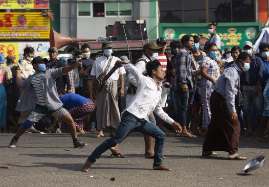 미얀마 친군부 시위대가 시민들을 향해 돌을 던지는 모습 [이미지출처=EPA연합뉴스]