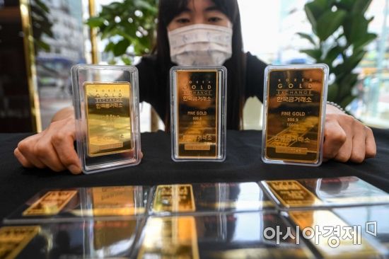 국제 금 가격이 급락한 가운데 12일 서울 종로구 한국금거래소에 금 관련 상품이 진열돼 있다./강진형 기자aymsdream@