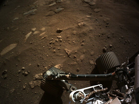 24일(현지시각) 미국항공우주국(NASA)이 퍼시비런스 로버가 화성의 제제로 크레이터에서 촬영한 사진을 공개했다. 미국항공우주국 제공