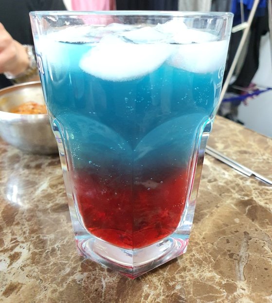 붉은색과 푸른색 음료수를 이용해 만든 칵테일 '태극주'. 사진 블로그 '찐 생활꿀팁'