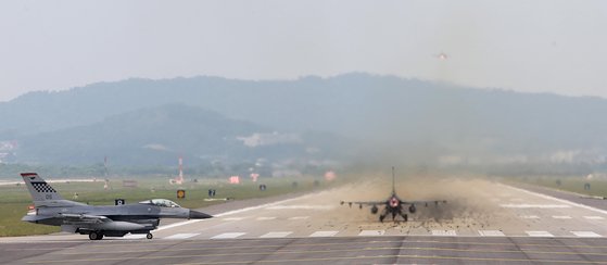2016년 9월 미 공군 전투기가 초계비행을 위해 오산 비행장에서 이륙하고 있다. 사진=오종택 기자