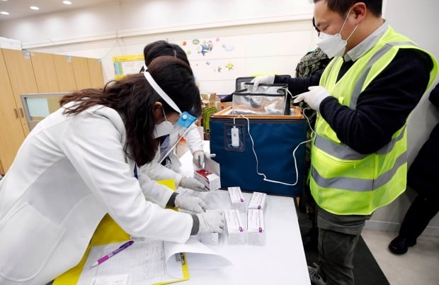 25일 오전 광주 북구보건소에 배송된 아스트라제네카(AZ) 백신을 보건소 직원들이 확인하고 있다. /사진=연합뉴스
