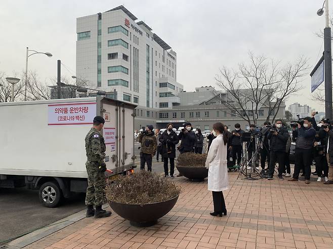 A truck carrying AstraZeneca vaccines arrives at a public health center in Suwon, Gyeonggi Province, on Thursday, a day ahead of their rollout. (Kim Arin/The Korea Herald)