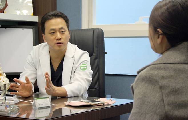 세바른병원 김주현 대표원장이 비수술 핌스(PIMS)치료법에 대해 회전근개 손상을 입은 환자에게 설명하고 있다.