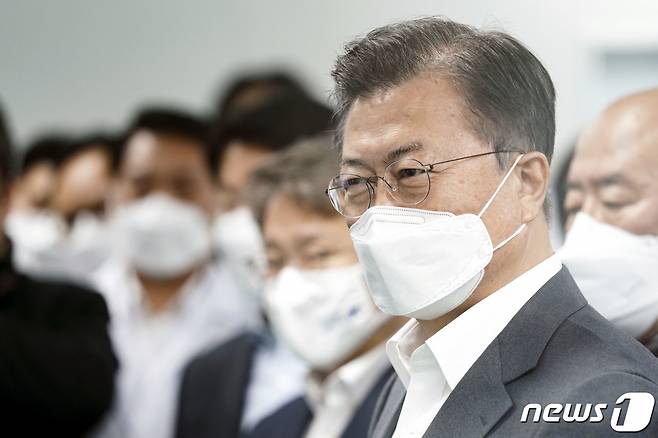 청와대와 정부는 상황 모니터링과 범부처 합동훈련 등을 통해 접종을 준비하고 있다. 사진은 문재인 대통령이 지난 18일 오후 전북 군산시 코로나19 백신접종용 최소잔여형(LDS) 주사기 생산시설인 풍림파마텍을 방문해 관계자로부터 설명을 듣는 모습. /사진=뉴스1