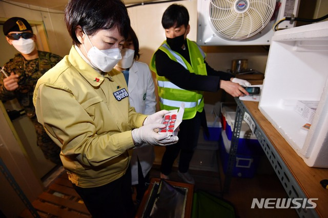 [부산=뉴시스] 하경민 기자 = 신종 코로나바이러스 감염증(코로나19) 1차 예방접종에 쓰일 백신이 25일 오전 부산 금정구 보건소에 배송되자 정미영 금정구청장과 보건소 관계자 등이 보관 냉장고에서 백신 수량 등을 확인하고 있다. 부산에서는 26일부터 3월 10일까지 요양병원 189곳과 요양시설 106곳의 만 65세 미만인 환자·입소자·종사자 2만4962명을 대상으로 1차 예방접종을 실시하며, 이 중 접종에 동의한 인원은 2만3442명(93.9%)이다. 2021.02.25. yulnetphoto@newsis.com