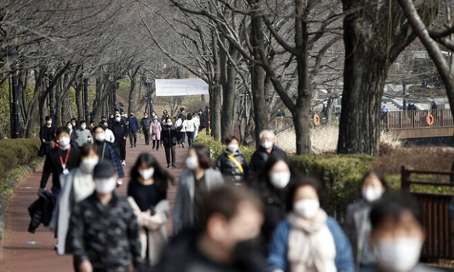 서울 송파구 석촌호수에서 시민들이 산책을 하고 있다. 뉴스1
