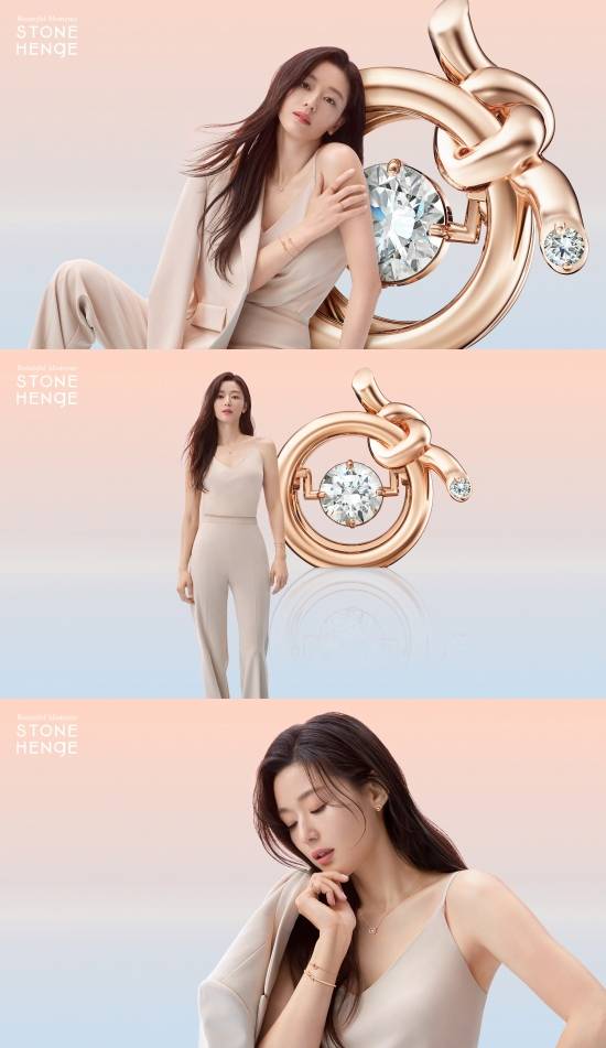 The Stonehenge 2021 Spring ad cut of Jun Ji-hyeun has been released.STONEHENgE, which launches the Beauty Moments campaign, which means to share beautiful moments of all women, unveiled a 2021 Spring advertising cut with Muse Jun Ji-hun.This Spring ad campaign attracts attention with the mysterious atmosphere of Jun Ji-hyun, the pastel color background that resembles Spring, and the balanced and overwhelming atmosphere in which the products of impacted Stonehenge are united.Stonehenge, through this fantastic combination, allows the viewer to feel the stability and positive mood of the mind, away from the reality that anxiety and worry are routine.The first cut with a neutral color set-up look that feels her chic vibe, the more alluring cut with a light shoulder, added elegance by matching the knot detail with rose gold jewelery set with sparkling stones in the center of the pendant.1 Video and new media brand of entertainment media.Copyright c (xportsnews. com)