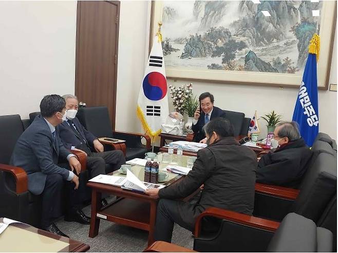 항단연 진행돼도 관계자 만난 이낙연 (서울=연합뉴스) 더불어민주당 이낙연 대표가 지난 19일 항일독립선열선양단체연합(항단연)과 면담하고 있다. 2021.2.25. [항단연 제공]