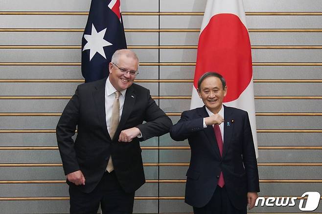 스가 요시히데 일본 총리(오른쪽)와 스콧 모리슨 호주 총리. © AFP=뉴스1