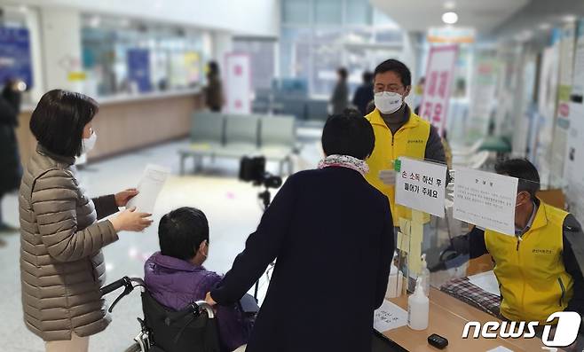 백신 접종을 하기 위해 군산시 보건소를 찾은 접종 대상자에 대한 발열체크가 이뤄지고 있다.© 뉴스1