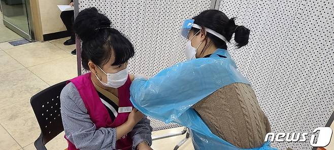 아산의 한 요양보호사가 백신 접종을 하고 있다.© 뉴스1
