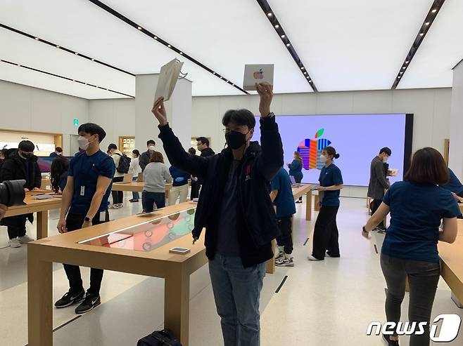 국내 두 번째 애플스토어인 여의도점이 26일 정식으로 개장했다. 사진은 애플스토어 여의도점 1호 방문객인 정성현씨. © 뉴스1