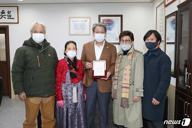 (정읍=뉴스1) 박제철 기자 = 유진섭 전북 정읍시장은 전라북도 무형문화재 기·예능 보유자들로부터 ‘정읍 무형문화재 복합전수교육관 건립’에 기여한 공로로 감사패를 받았다. © 뉴스1