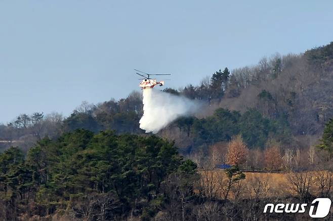 (대전=뉴스1) 김종서 기자 = 대전과 충남 일부지역에 주말까지 따뜻하고 건조한 날씨가 이어질 것으로 보여 산불 등 화재에 각별한 주의가 요구된다. (자료사진) © News1 최창호 기자