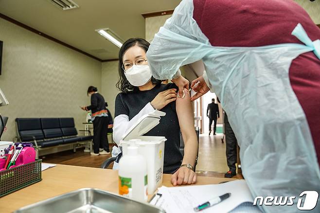 목포시가 26일부터 관내 요양병원 9곳의 코로나19 백신 접종을 시작했다.( 목포시 제공)2021.2.26/뉴스1