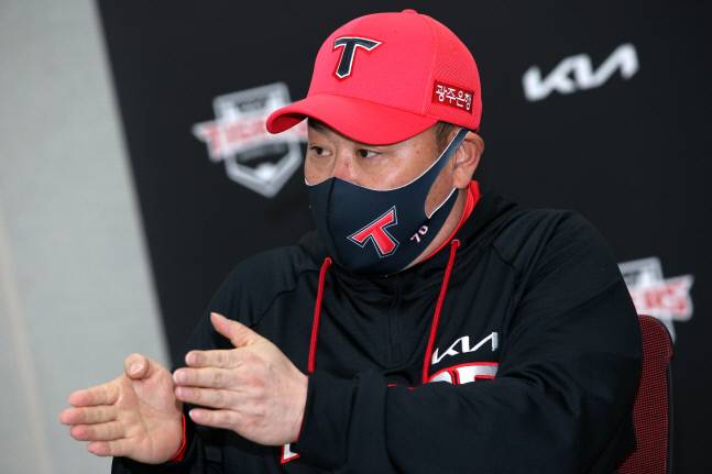 KIA 진갑용 배터리코치가 포수의 준비 과정을 설명하고 있다. 제공=KIA 타이거즈