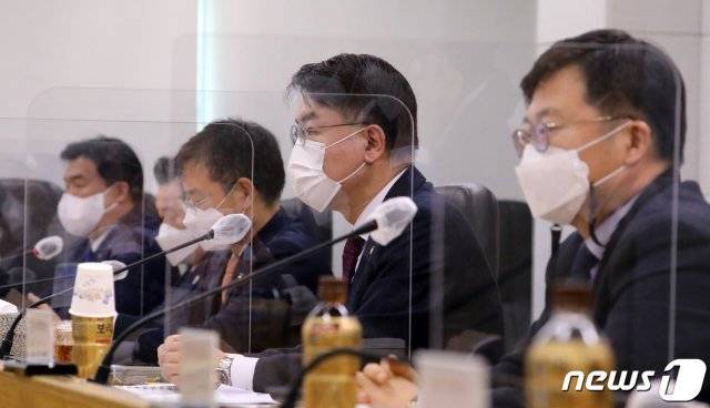 윤성원 국토교통부 1차관과 지방자치단체 관계자들이 24일 정부세종청사 국토부에서 ‘’대도시권 주택공급 확대를 위한 신규 공공택지 추진계획‘’을 발표하고 있다. 정부는 광명·시흥·부산·대저·광주·산정 등에 약 10만 호 1차 신규택지 선정을 골자로 한 내용을 발표했다. 2021.2.24/뉴스1 (세종=뉴스1)