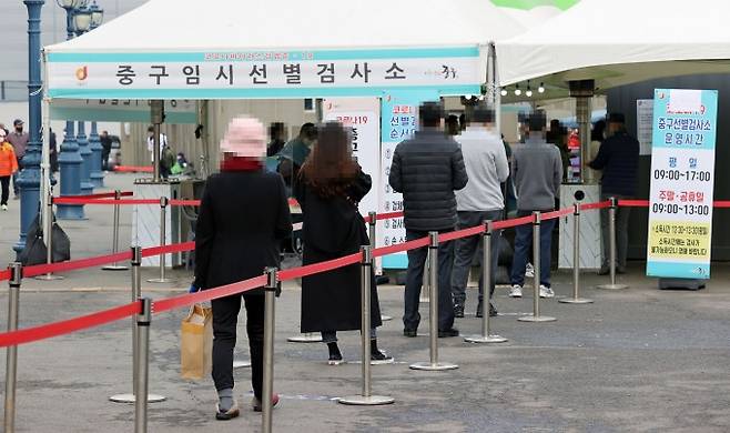서울역 광장에 마련된 신종 코로나바이러스 감염증(COVID-19·코로나19) 임시 선별진료소에서 검사를 받으려는 시민들이 대기하고 있다. 연합뉴스 제공