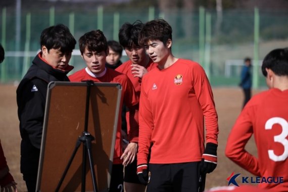 FC서울 소속 축구선수 기성용(왼쪽 네번째)이 소속 선수들과 훈련을 하고 있다. 한국프로축구연맹 제공