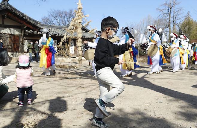 정월대보름 맞이 세시행사에서 풍물대가 공연을 하자 한 어린이가 음악에 맞춰 춤추고 있다. 김혜윤 기자