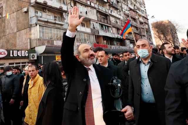 니콜 파시냔(가운데) 아르메니아 총리가 25일 수도 예레반에서 열린 지지 집회에서 손을 흔들고 있다. 예레반=AP 연합뉴스