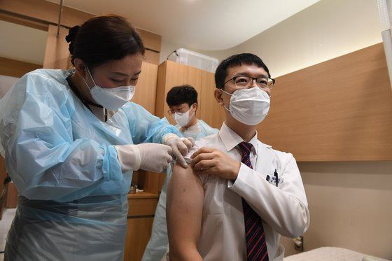 26일 오전 경남 창원시 희연요양병원에서 재활의학과 김민태과장이 처음으로 백신을 접종 받고 있다. 송봉근 기자