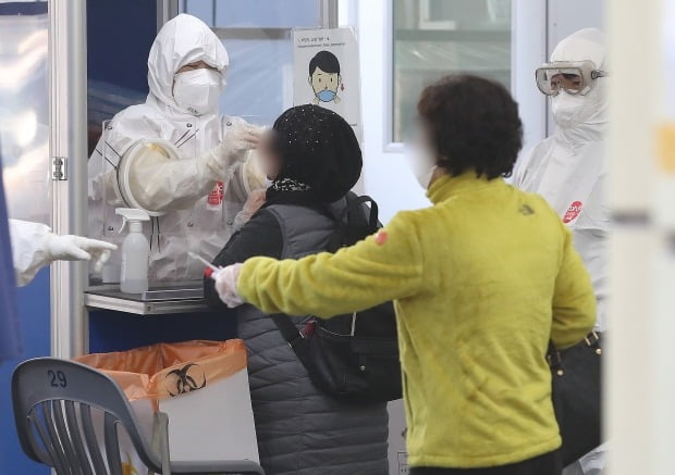 신종 코로나바이러스 감염증(코로나19) 국내 백신 접종이 시작된 26일 오전 서울 송파보건소 선별진료소에서 시민들이 코로나19 검사를 받고 있다. /사진=뉴스1