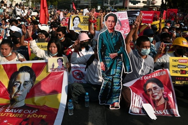 미얀마 최대 도시 양곤에서 시민들이 아웅산 수치 국가고문의 사진을 들고 군부 쿠데타에 반대하는 시위를 벌이고 있다. /사진=로이터