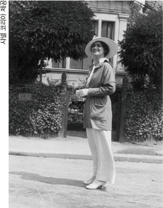 1913년 프랑스 도빌 매장 앞에 선 샤넬 /샤넬 코리아 제공