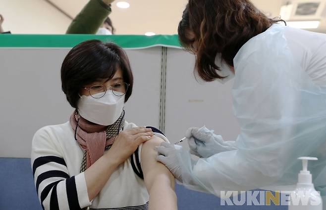 충남도는 26일 홍성 지역 의사·간호사를 시작으로, 도민들에 대한 코로나19 예방 백신 접종을 본격 시작했다.