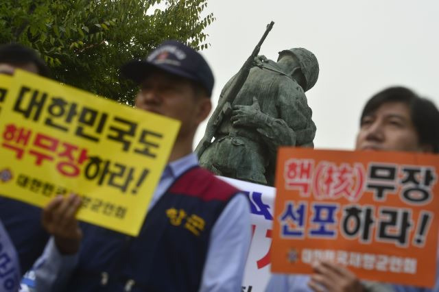 재향군인회 회원들이 2016년 9월 30일 서울 용산구 전쟁기념관 앞에서 북한의 안보 위협을 규탄하면서 핵무장을 촉구하는 모습. 뉴시스