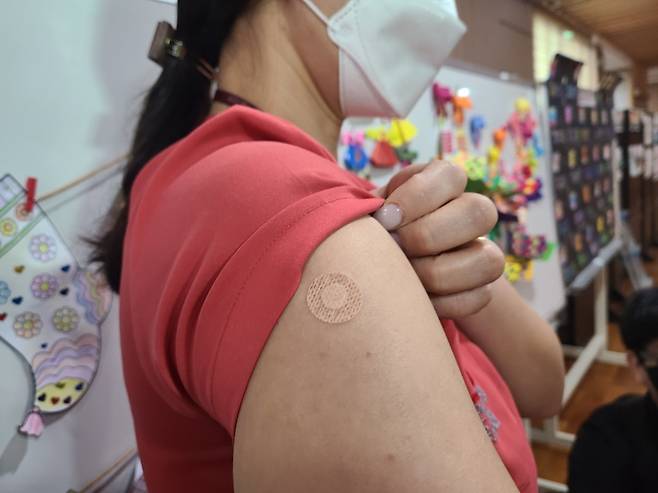 26일 코로나19 백신을 접종한 서울요양원 의료종사자가 접종 부위를 보여주고 있다/사진=임소연 기자