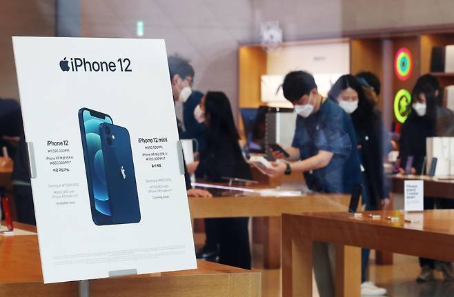 애플 신제품 아이폰12가 정식 출시된 지난해 10월 오전 서울 강남구 신사동 애플 가로수길 매장을 찾은 시민들이 아이폰12를 살펴보고 있다. [연합뉴스]