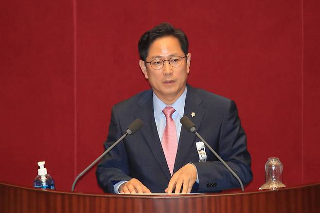 박수영 국민의힘 의원은 26일 오후 본회의에서 가덕도 특별법 찬성 토론을 했다. [연합]