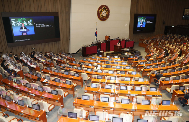 [서울=뉴시스]김진아 기자 = 8일 오후 서울 여의도 국회에서 열린 본회의 교육·사회·문화에 관한 대정부질문에서 이영 국민의힘 의원이 정세균 국무총리에게  한국판 뉴딜사업과 관련한 질문을 하고 있다. (공동취재사진) 2021.02.08. photo@newsis.com