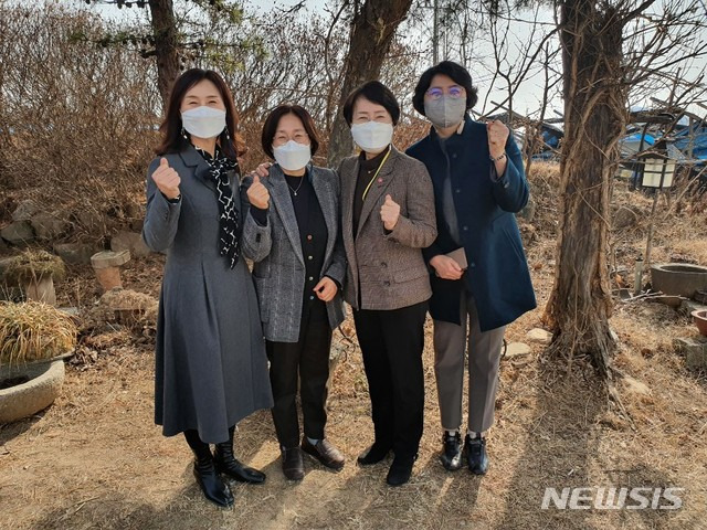 [세종=뉴시스](좌측부터)김현경 고운동 주민자치위원장, 김민예 고운동장, 이영세 세종시의회 의원, 손현옥 세종시의회 예산결산특별위원회 위원