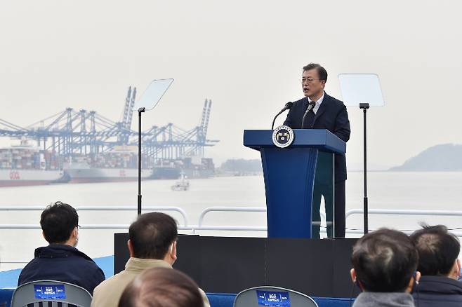 가덕신공항 특별법이 26일 국회 본회의를 통과하면서 장장 20년간 이어온 동남권관문공항을 둘러싼 논란에 종지부를 찍었다. 문재인 대통령은 25일 가덕신공항 입지를 둘러보고 “정부는 가덕신공항 특별법이 제정되는대로 관련 절차를 최대한 신속히 진행하고 필요한 지원을 아끼지 않을 것”이라고 전폭적인 지지를 약속했다. 부산시 제공