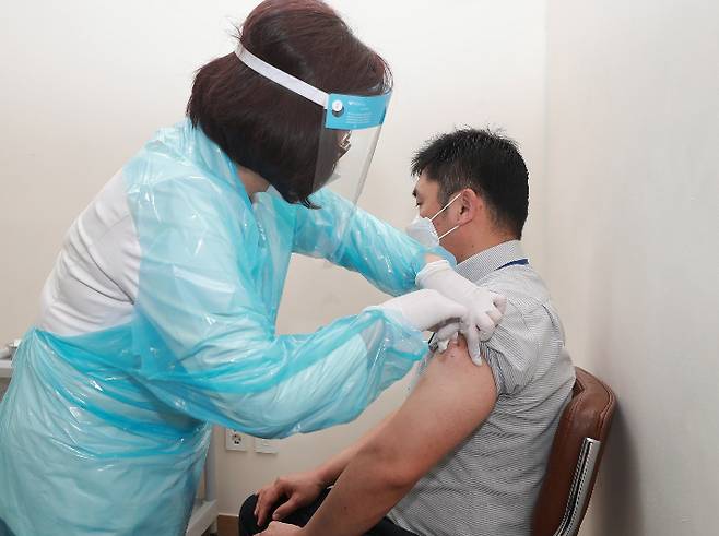 최헌우씨가 26일 성심요양병원에서 백신을 맞고 있다. 대전시 제공