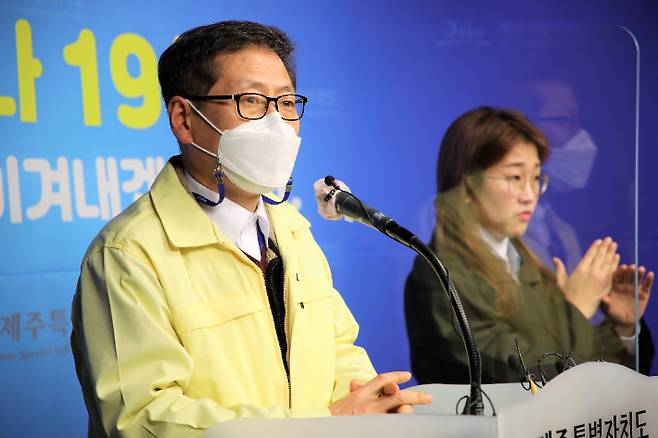 안우진 제주도 상하수도본부장가 서귀포시 수돗물 유충에 대해 설명하고 있다. 제주도 제공