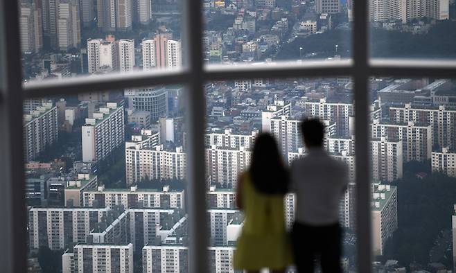 서울 송파구 롯데월드타워 전망대 ‘서울스카이’에서 바라본 잠실동 일대 아파트단지의 모습. 허정호 선임기자