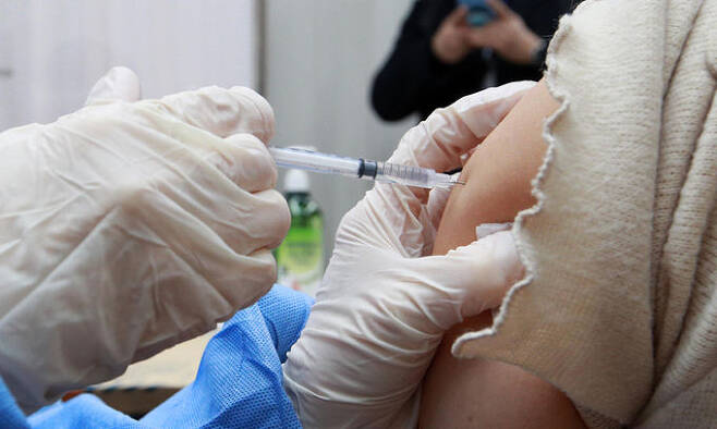 서울 도봉구보건소에서 의료진이 요양병원·요양시설 종사자들을 대상으로 아스트라제네카 백신 접종을 하고 있다. 사진공동취재단