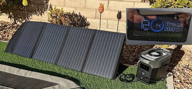 추가 구성품인 태양광 충전 패널을 연결하면 400W 10-65v DC 10A의 충전이 가능해진다