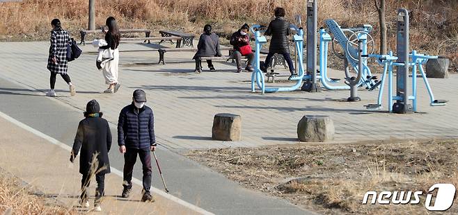 포근한 날씨를 보인 25일 전북 전주시 전주천변 산책로에서 시민들이 산책을 즐기고 있다. 2021.1.25/뉴스1 © News1 유경석 기자