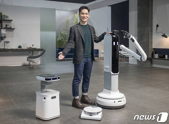 승현준 삼성리서치 소장이 'CES 2021'에서 '삼성봇 케어(왼쪽부터)', '제트봇 AI', '삼성봇 핸디'를 소개하고 있다. (삼성전자 제공) 2021.1.11/뉴스1