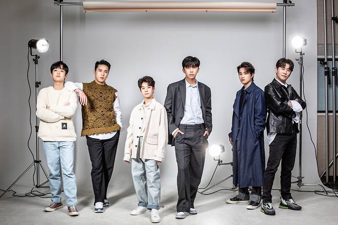 “자, 자, 집중! 동원이 창밖 보지 말고. 진지하게 카메라 보기!” ‘규율 반장’ 영탁이 말하자 톱6가 일사불란하게 움직였다. 지난 1년간 가족보다 많이 본 사이. 손발이 척척 맞았다. 왼쪽부터 이찬원, 장민호, 정동원, 임영웅, 김희재, 영탁. /김종연 영상미디어 기자