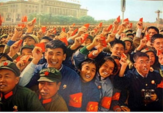 <1966년 가을 톈안먼 광장에 결집해서 마오쩌둥 어록을 손에 들고 흔들고 있는 홍위병의 모습. 문혁사가들은 흔히 마오쩌둥과 홍위병의 관계를 삼장법사와 손오공에 비견한다./ 공공부문>